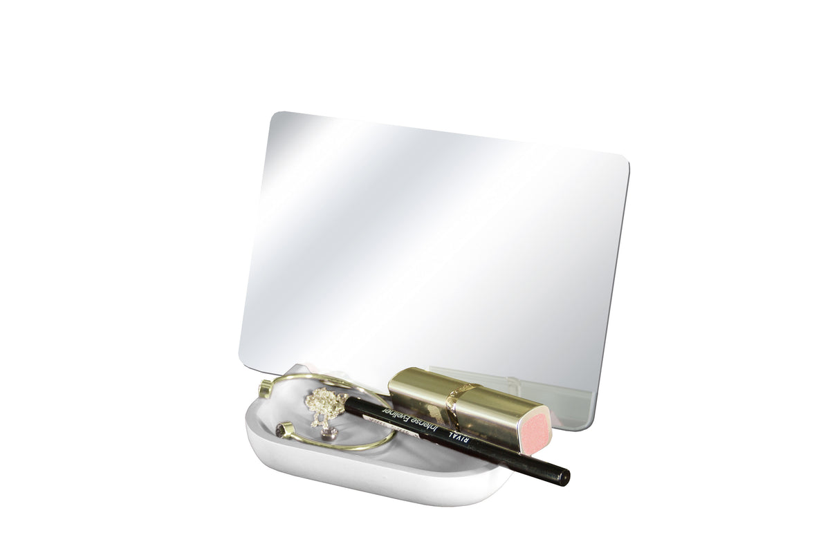 Rechteckiger Spiegel mit weißer Ablage, Lippenstift und Schmuck davor