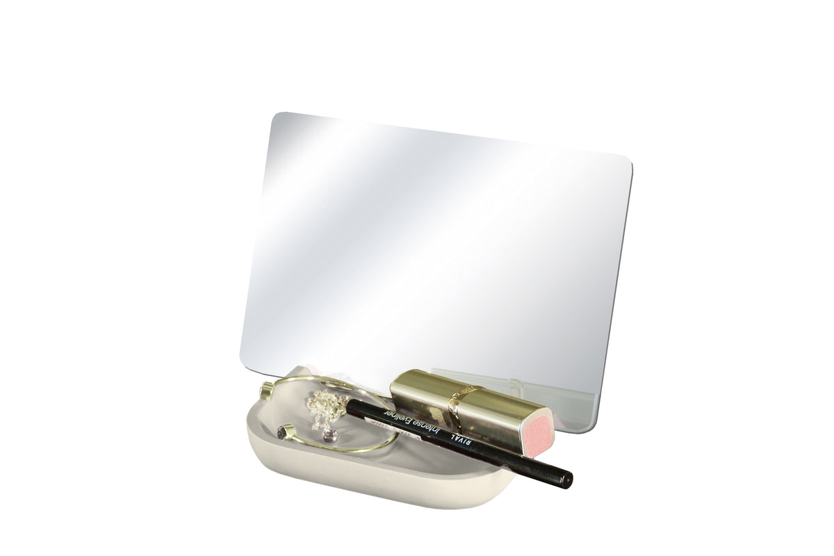 Rechteckiger Kosmetikspiegel mit Lippenstift und Kajal auf weißer Ablage