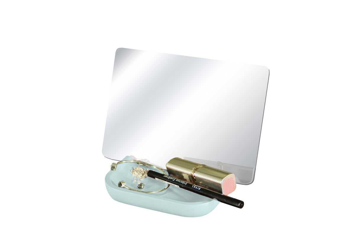 Rechteckiger Kosmetikspiegel mit Lidschattenstift und Lippenstift davor