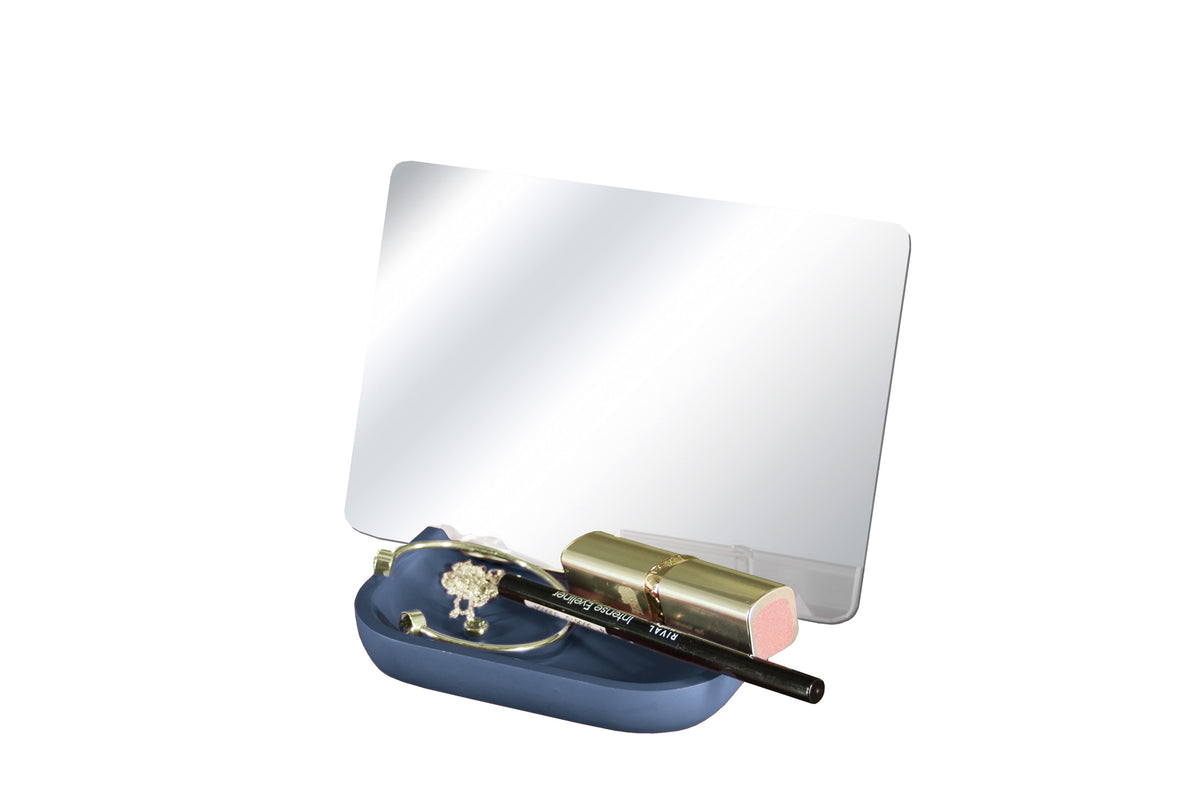 Rechteckiger Spiegel mit blauer Ablage, Lippenstift und Schmuck davor