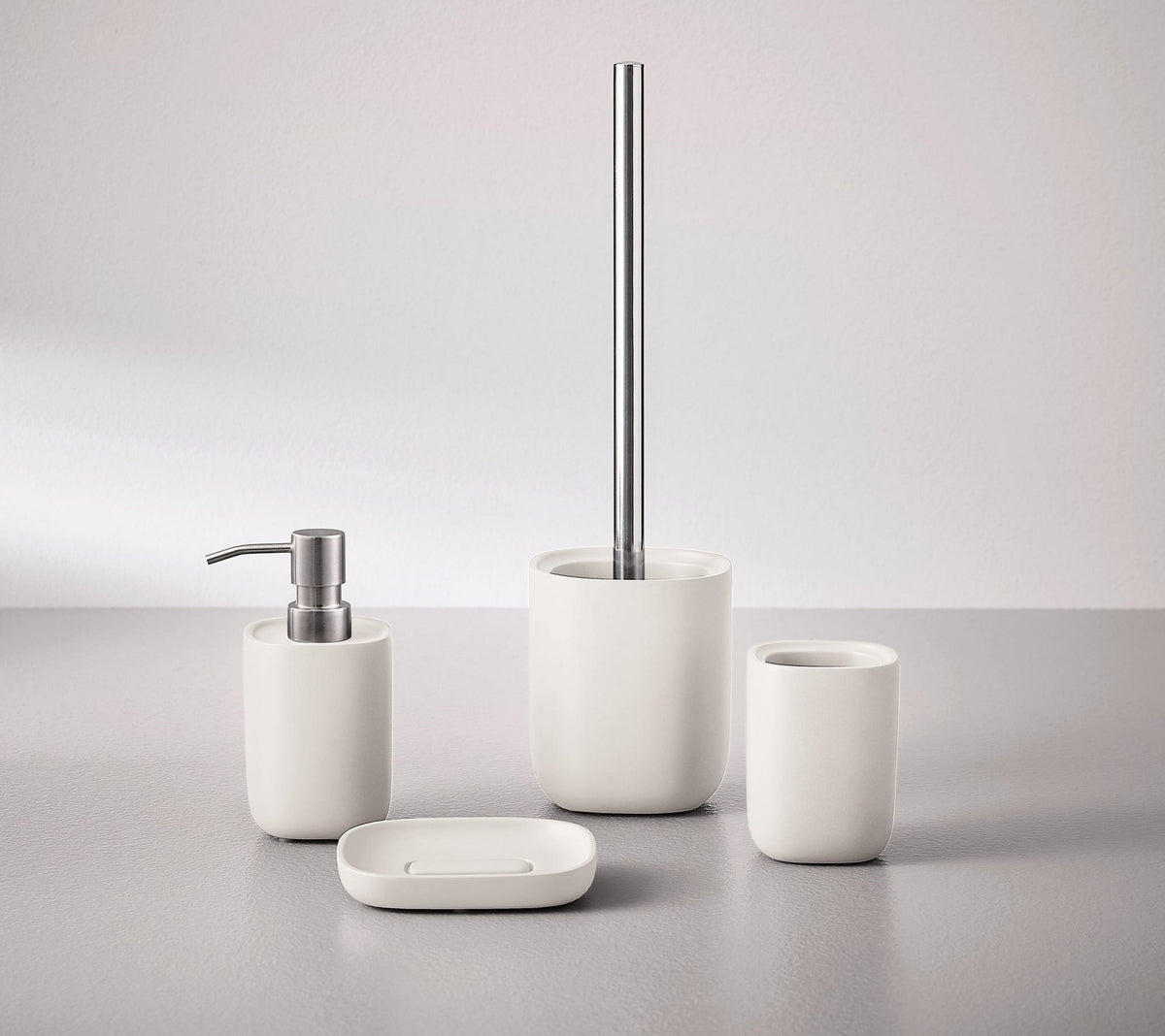 Weißes Badaccessoire-Set mit Seifenspender, Becher, Schale, Bürste