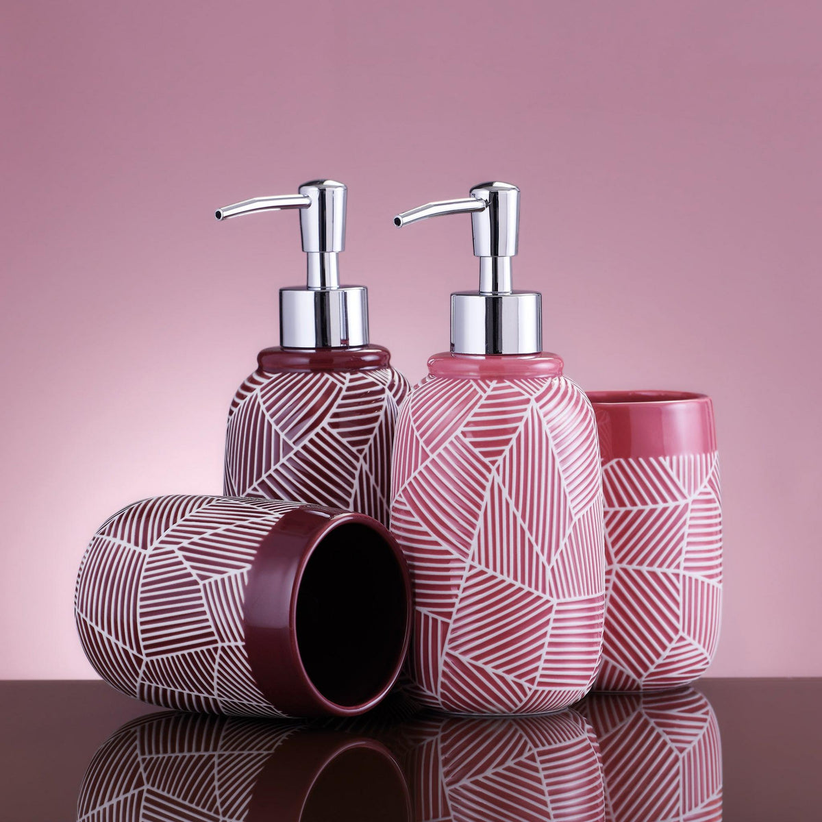 Rosa Badset mit Spendern und Bechern im geometrischen Design-Look