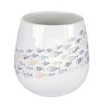 Weißer Keramikbecher mit grauen und beige bedruckten Fischmotiven