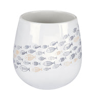 Weißer Keramikbecher mit grauen und beige bedruckten Fischmotiven