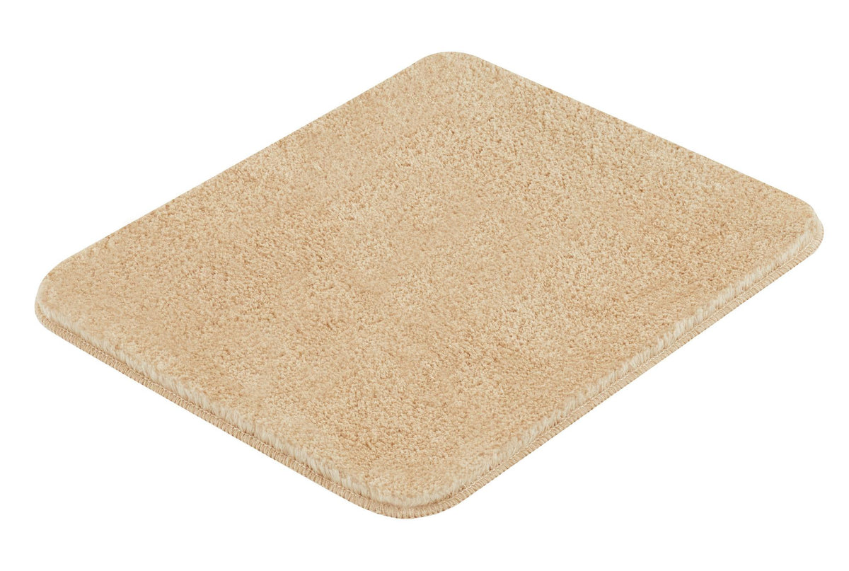 Rechteckige, beige Badematte mit weichem Flor und abgerundeten Ecken