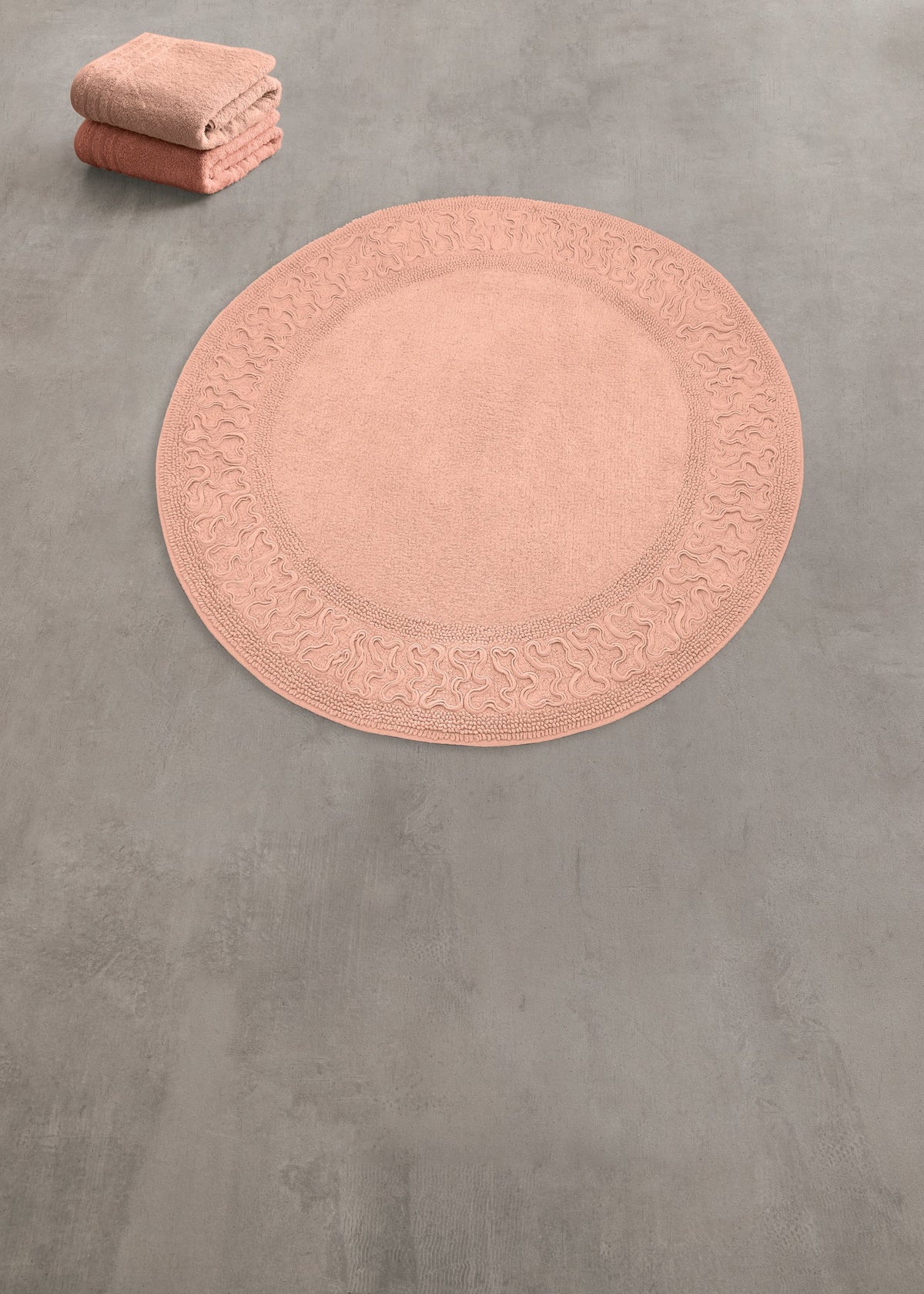 Runder rosa Badteppich mit Ornamentrand und passenden Handtüchern