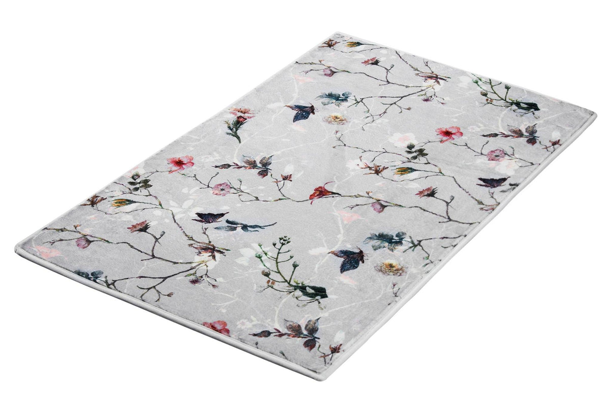 Graue Badematte mit filigranem Blumen- und Zweigmotiv in Pastelltönen