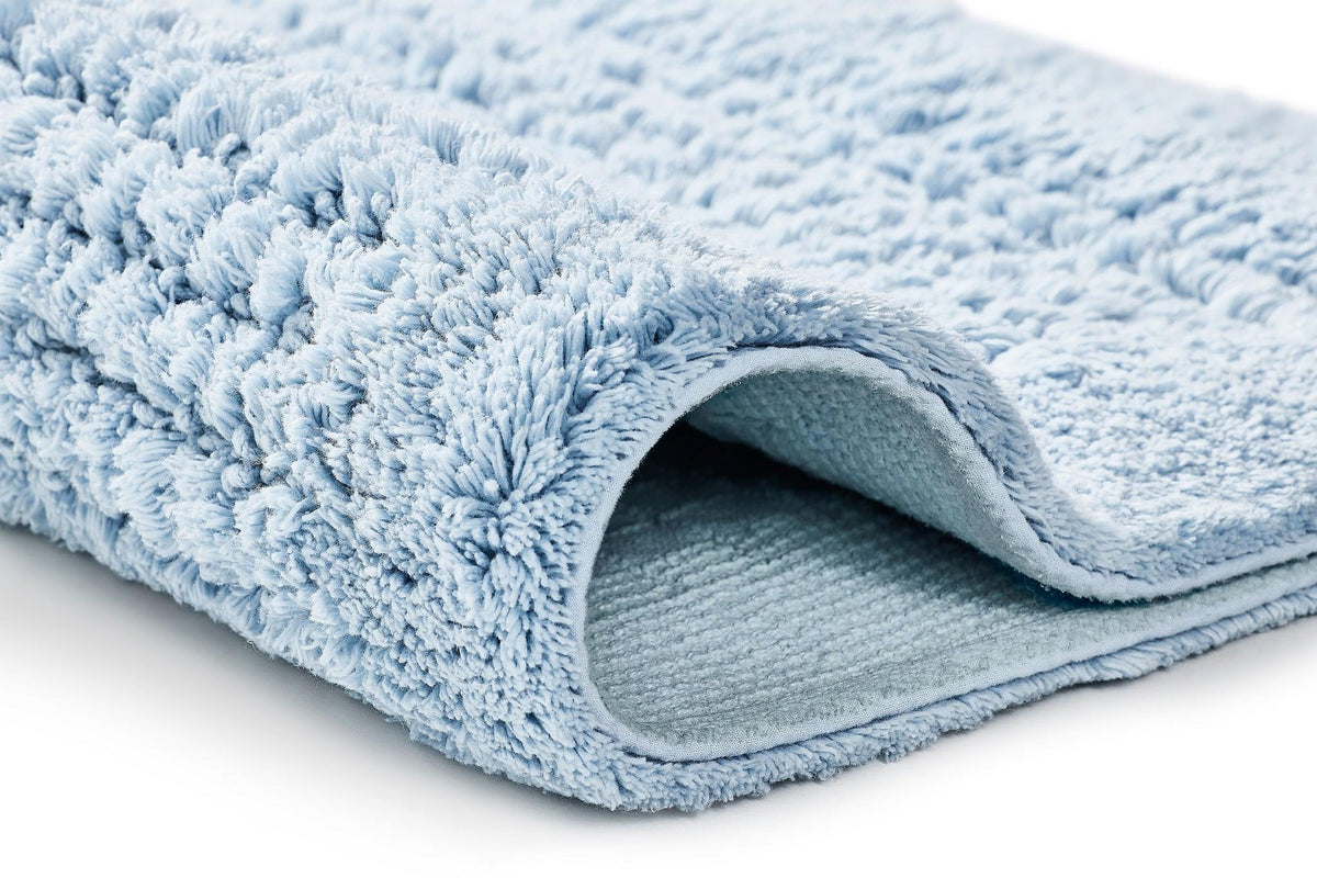 Weiche hellblaue Badematte aus dichtem, flauschigem Hochflor Material