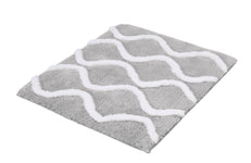 Graue Badematte aus Hochflor mit weißen, wellenförmigen Linien Muster