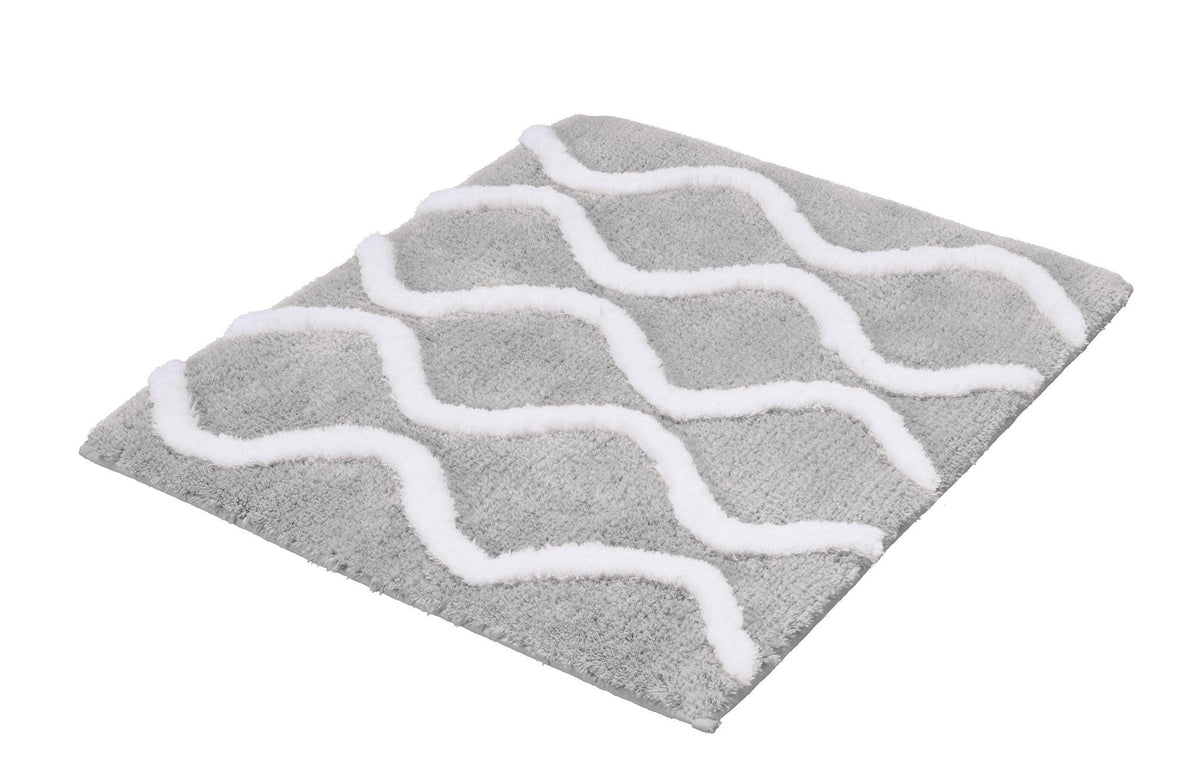 Graue Badematte aus Hochflor mit weißen, wellenförmigen Linien Muster