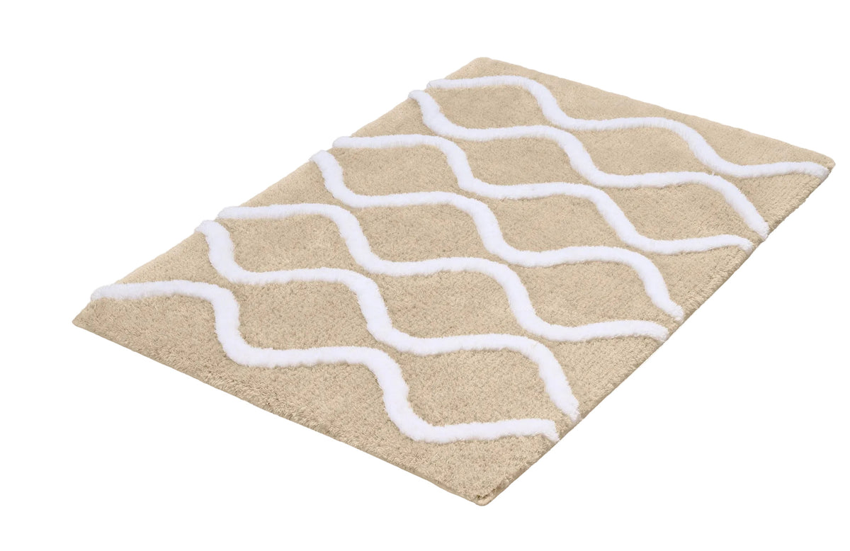 Beiger Badematte mit weißen, wellenförmigen Linien im Hochflor Design