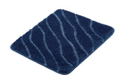 Dunkelblaue Badematte mit hellblauen Wellenstreifen, rechteckige Form