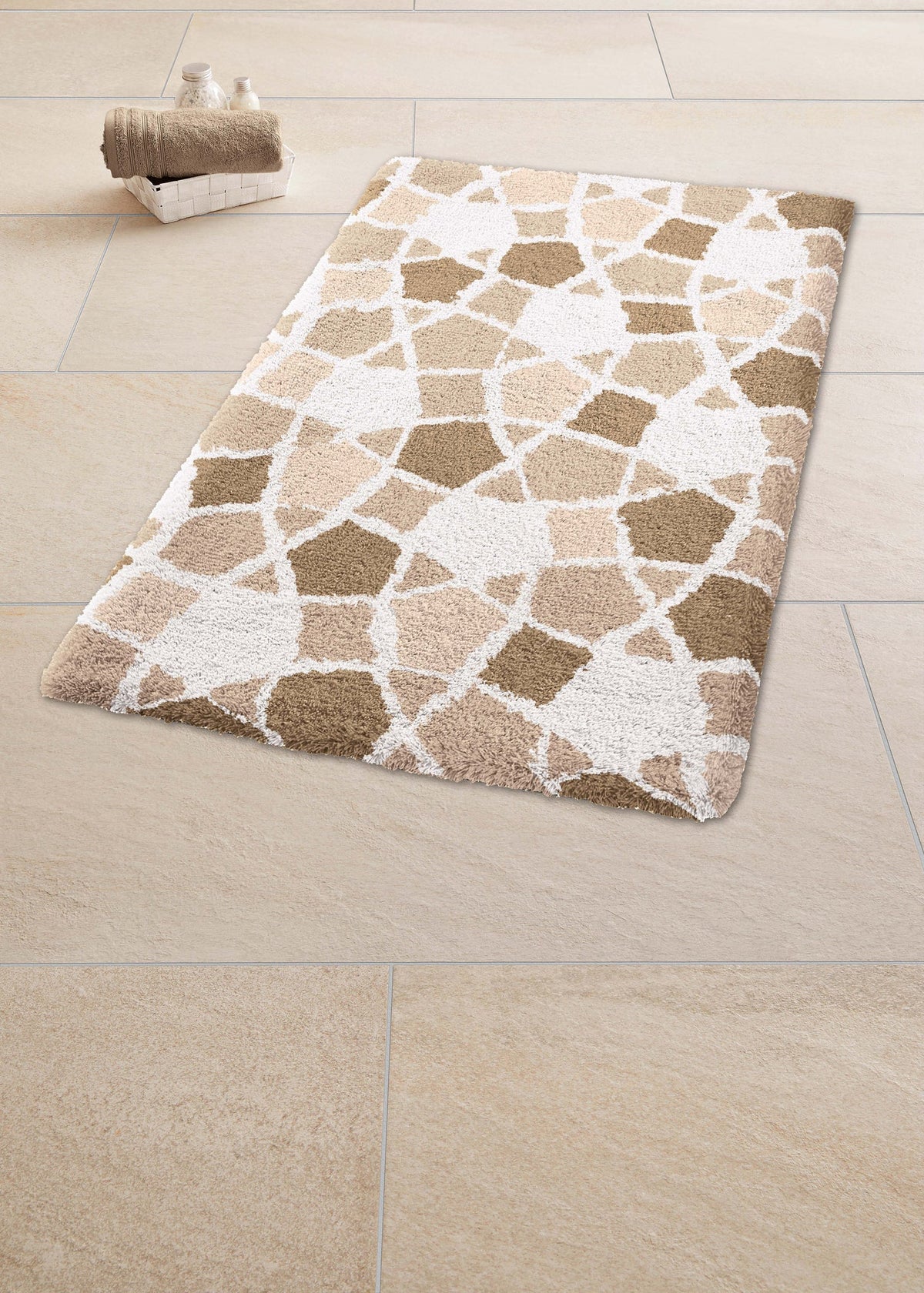 Badteppich in Beige- und Cremetönen mit abstraktem Mosaikdesign auf Fliesen