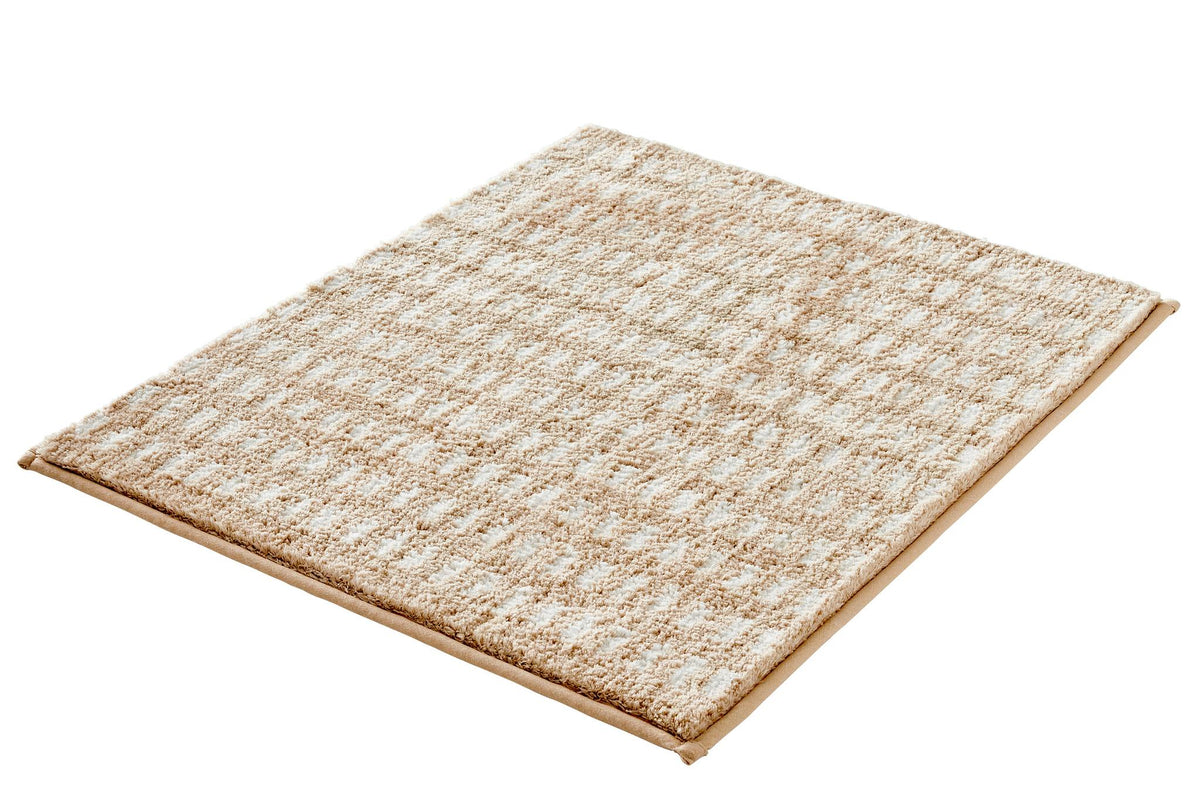 Rechteckige beigefarbene Badematte mit weicher, strukturierter Oberfläche