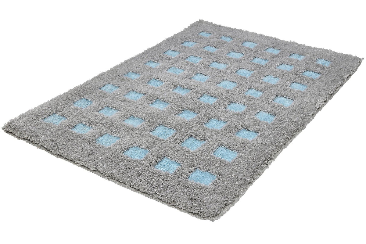 Rechteckige Badematte in Grau mit hellblauen Quadraten als Muster