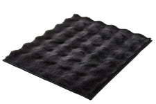 Schwarze, flauschige Badematte mit strukturierter, welliger Oberfläche