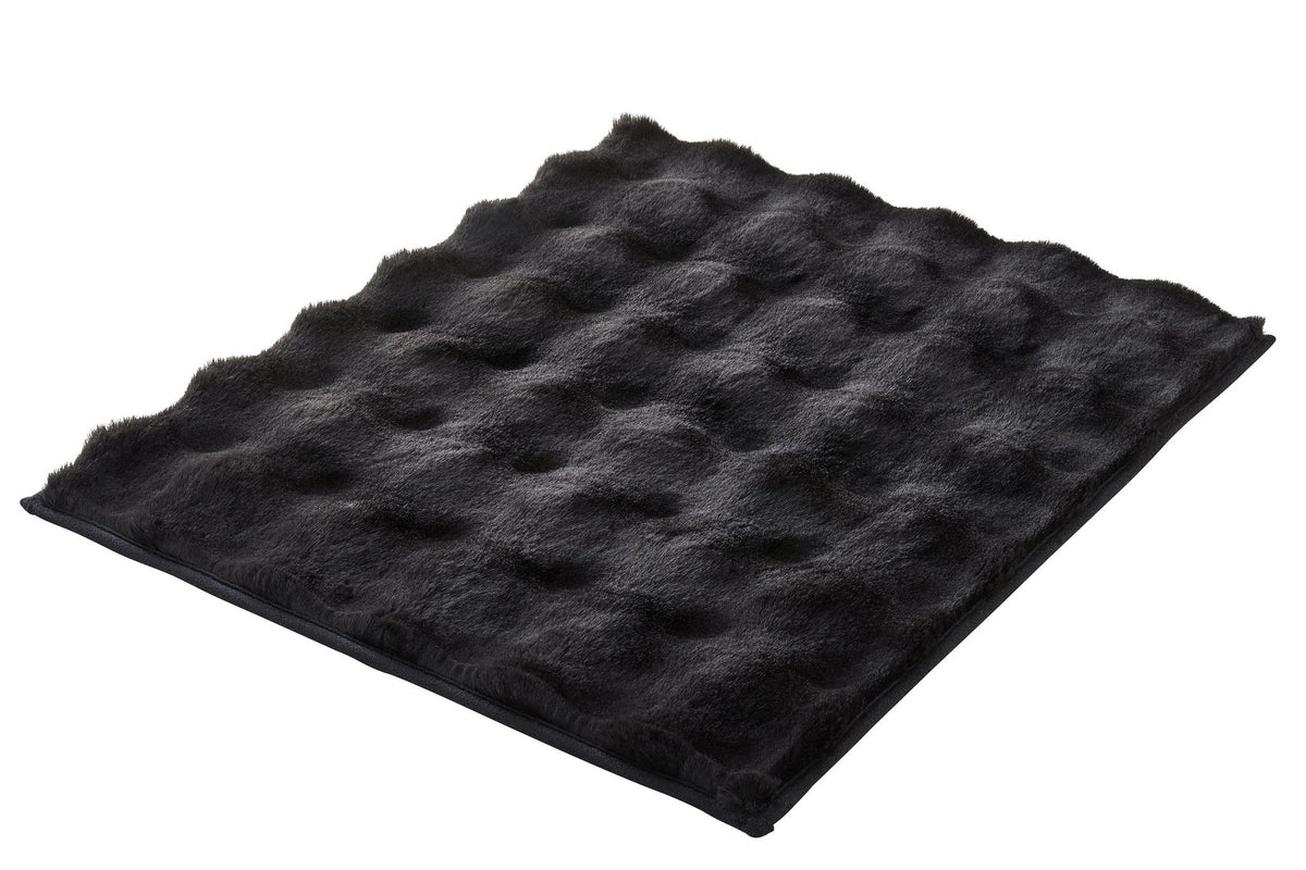 Schwarze, flauschige Badematte mit strukturierter, welliger Oberfläche