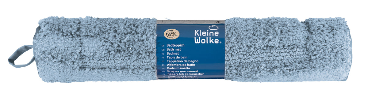 Zusammengerollter hellblauer Badematte mit Etikett Marke Kleine Wolke