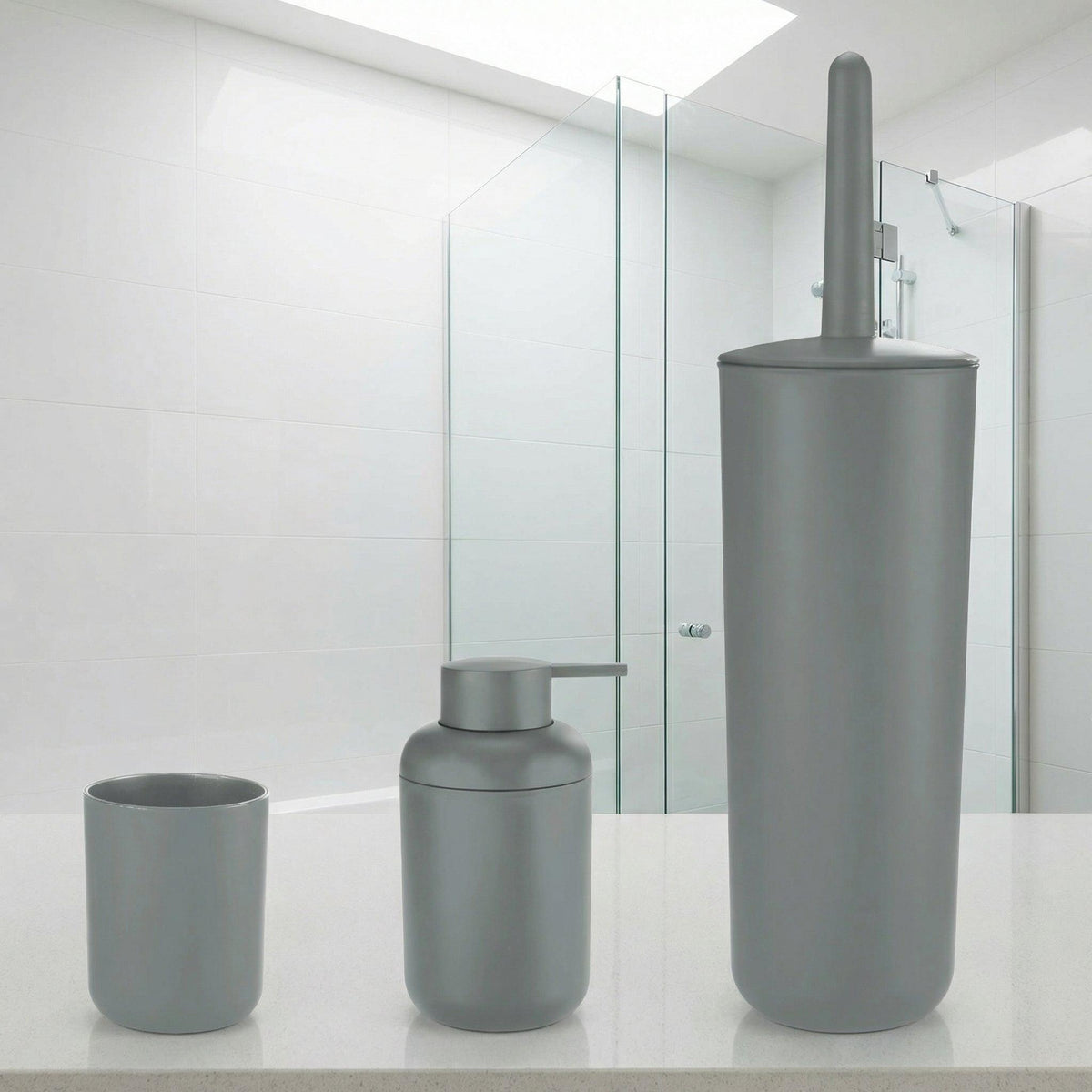 Graues dreiteiliges Bad-Set mit Becher, Seifenspender und WC-Bürste