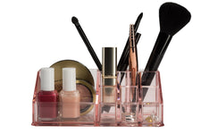 Rosa Acryl-Organizer mit Make-up-Pinseln, Nagellacken und Kosmetik