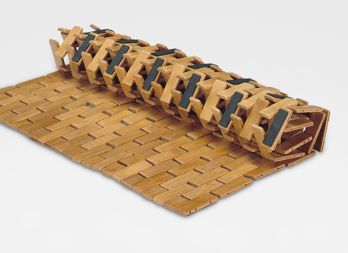 Zusammenrollbare Badezimmermatte aus Holz in geflochtener Optik