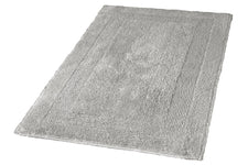 Rechteckiger, grauer Badezimmerteppich mit weicher Hochflor-Struktur