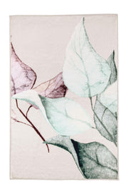 Badteppich mit zartem Blättermotiv in Grün und Rosa auf hellem Hintergrund.
