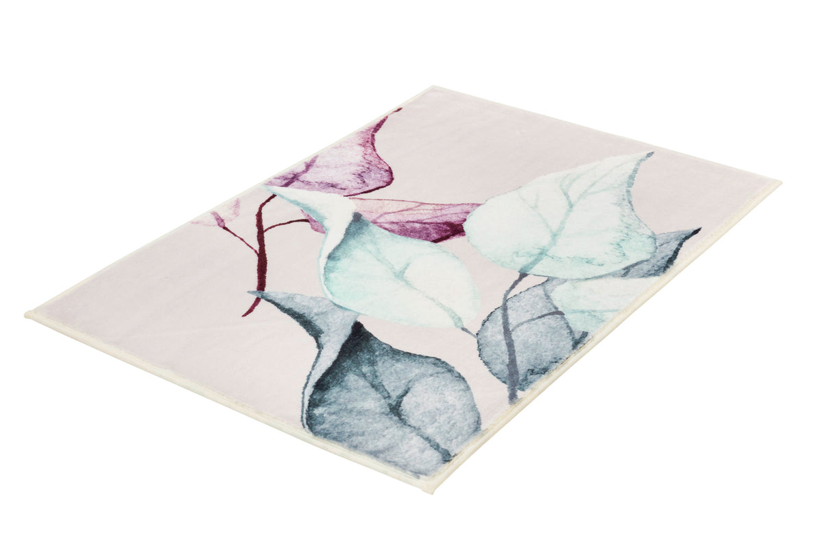 Badteppich mit zartem Blättermuster in Grün und Rosa auf hellem Grund.