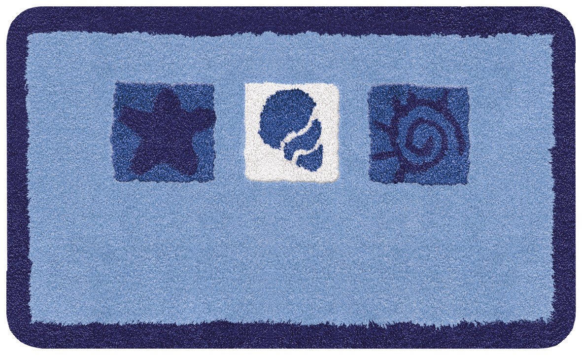 Hellblaue Badematte mit drei Motiven: Seestern, Muschel, Spirale