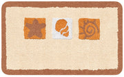 Beige Badematte mit drei orangefarbenen Motiven: Seestern, Muschel, Sonne