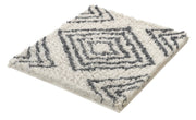 Rechteckiger weißer Badteppich mit grauem, geometrischem Rautenmuster