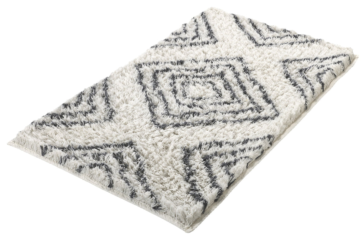 Weißer Badteppich mit grau gemusterten Rauten im weichen Hochflor-Design