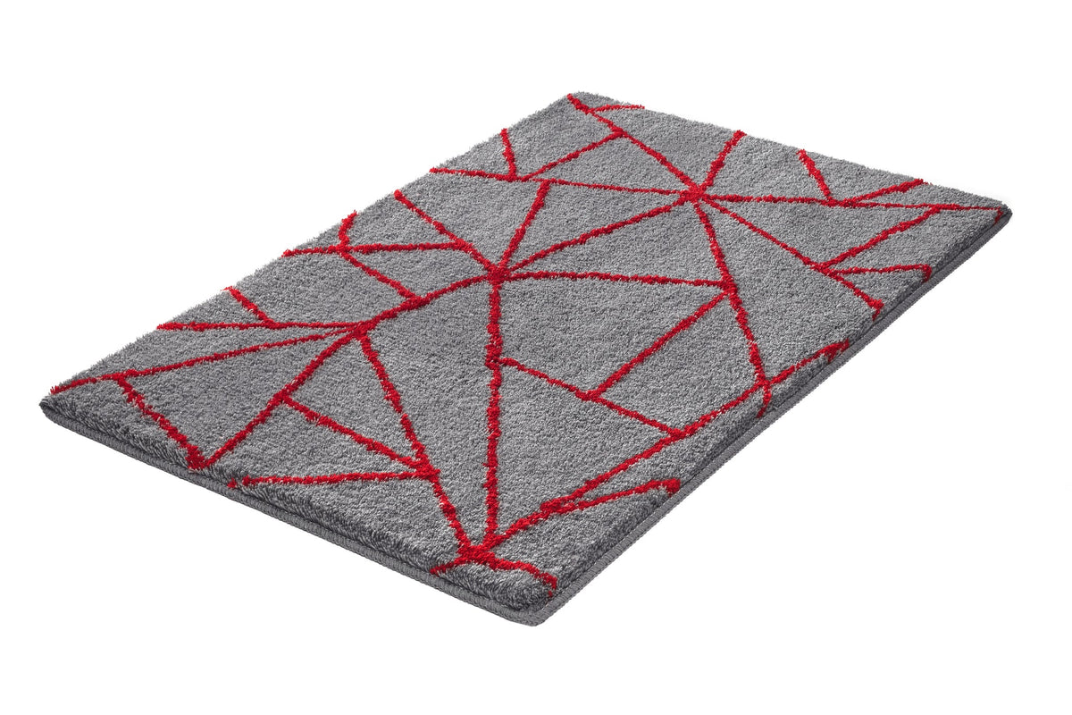 Graue Badematte mit roten, geometrischen Linien und weicher Struktur