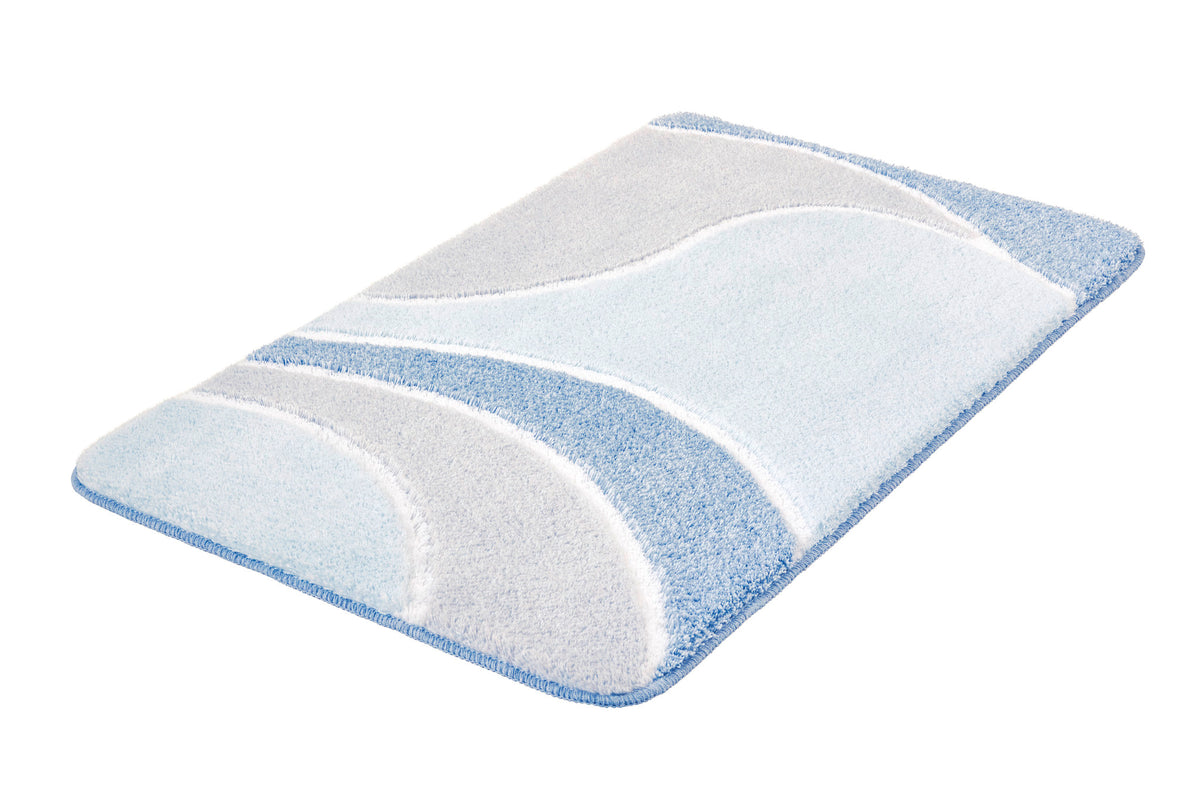 Blau-weißer Badteppich mit geschwungenem Muster auf weißem Hintergrund.