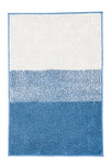 Blau-weißer Badteppich mit strukturiertem Streifenmuster.