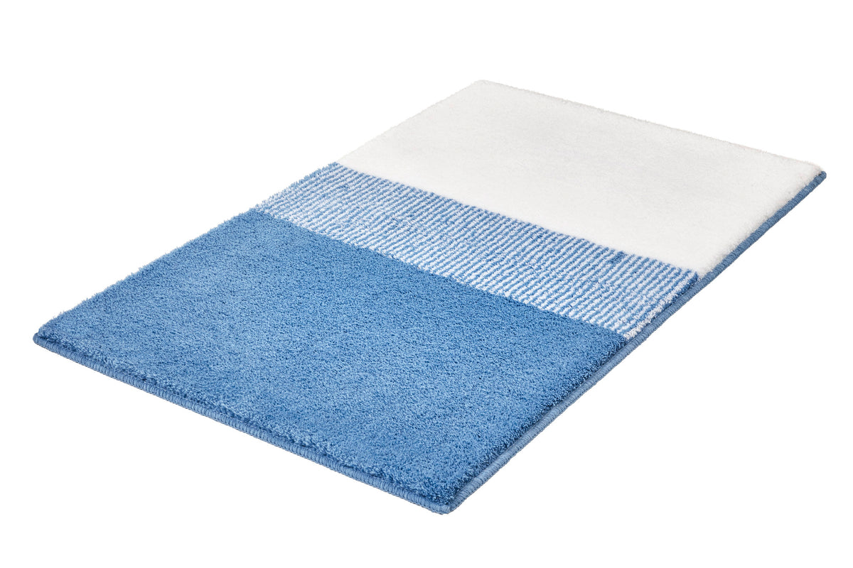Blau-weißer Teppich mit Streifenmuster, freigestellt auf weißem Grund.
