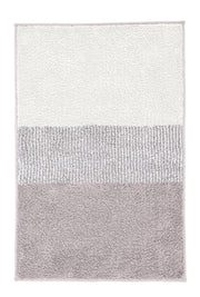 Rechteckiger Badteppich in Weiß und Taupe mit sanftem Farbverlauf.