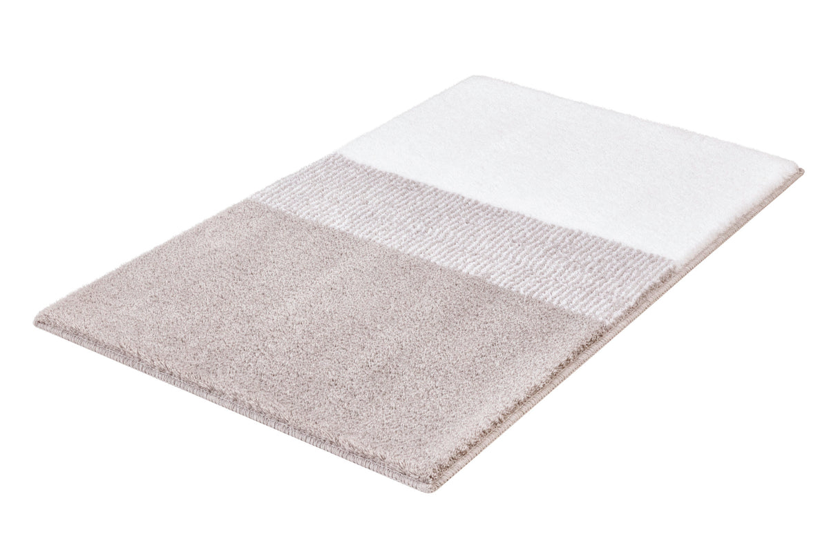 Beigefarbiger und weißer Badteppich mit Streifenmuster.