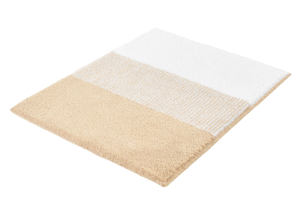 Beiger und weißer Badteppich mit schlichtem, zweigeteiltem Design.