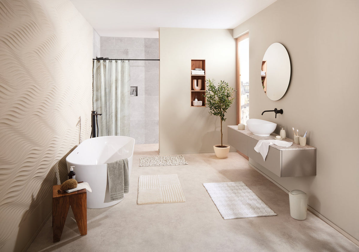 Modernes Bad mit freistehender Wanne, Waschtisch, Pflanze, Spiegel