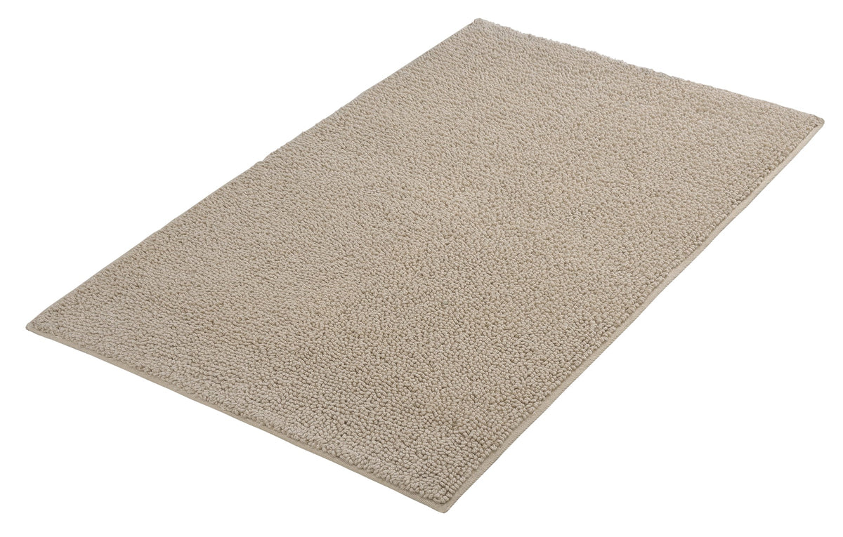 Rechteckige beige Badematte mit weichem Hochflor und Latexrücken unten