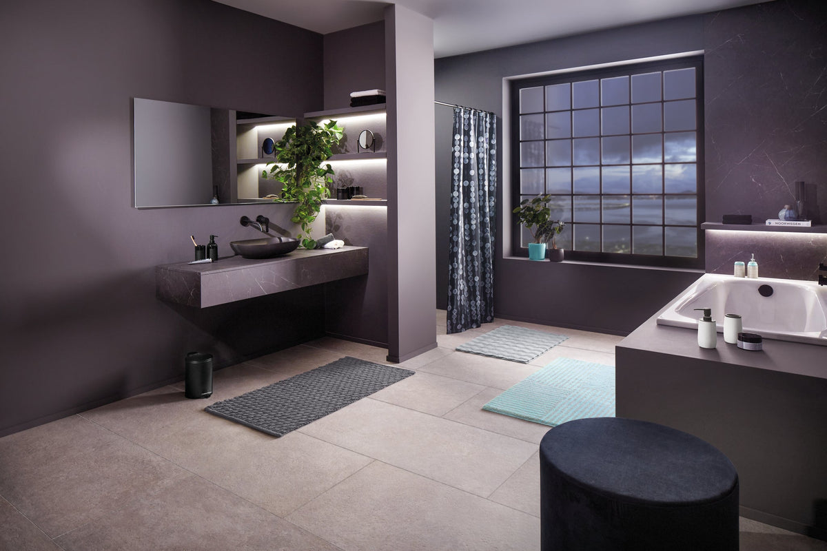 Modernes Badezimmer mit Badewanne, Waschtisch, Duschvorhang und Pflanzen