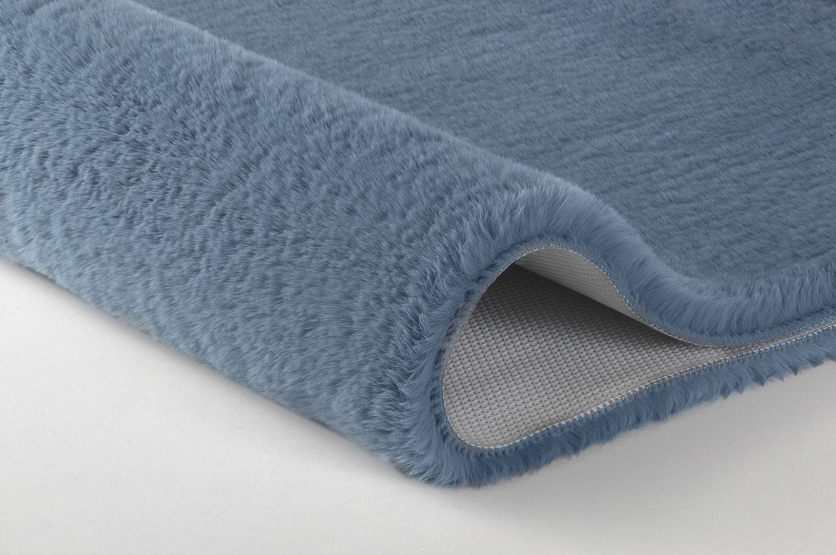 Hellblauer, flauschiger Badteppich mit rutschfester Unterseite aus Stoff