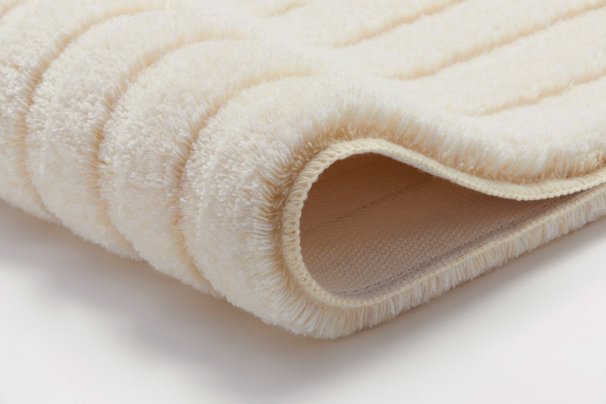 Cremefarbener, gerippter Badteppich mit weicher, dichter Hochflor-Oberfläche