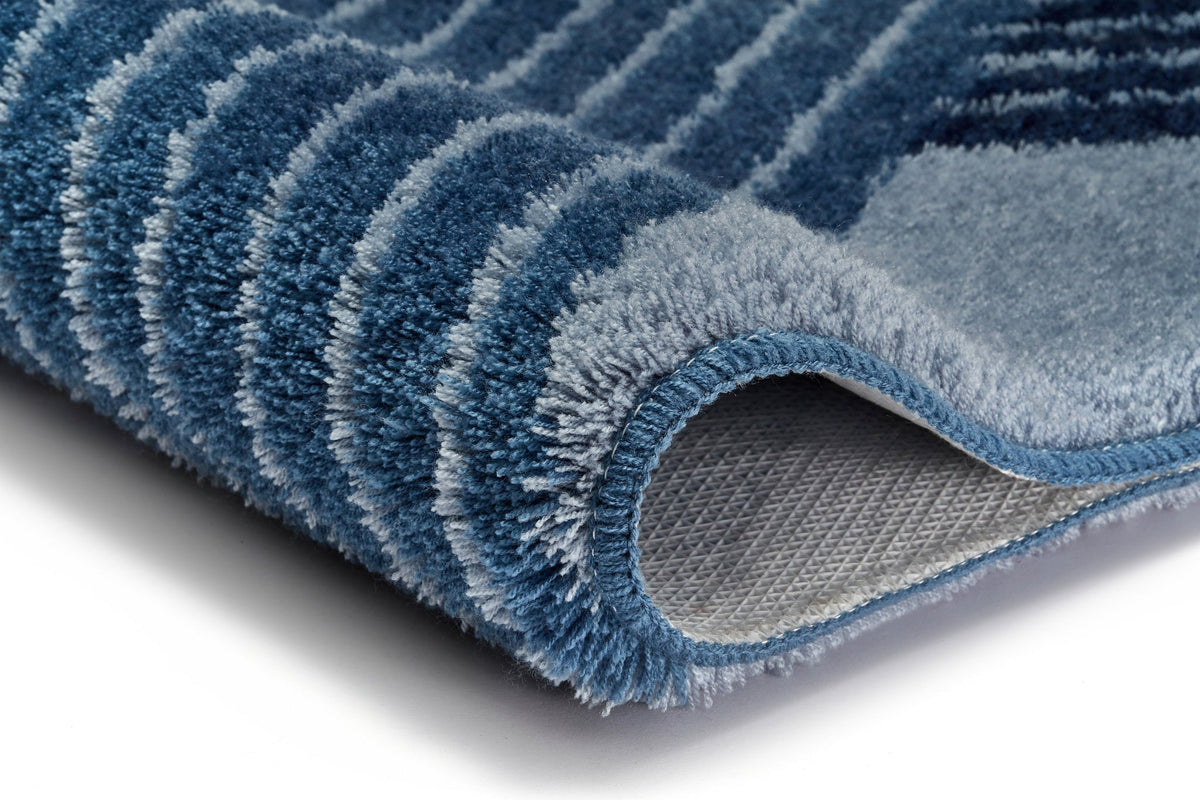 Nahaufnahme blau gestreifter Badezimmerteppich mit Flor Detailansicht
