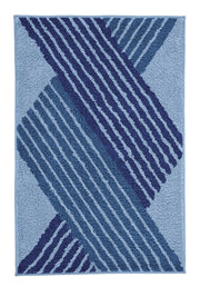 Hellblaue Badematte mit dunkelblauem, modernem, diagonalen Streifenmuster
