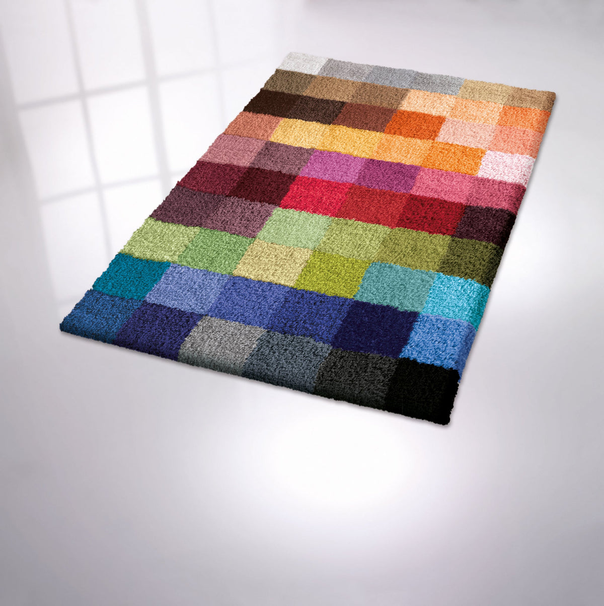Rechteckiger Badteppich mit vielen bunten, quadratischen Farbflächen