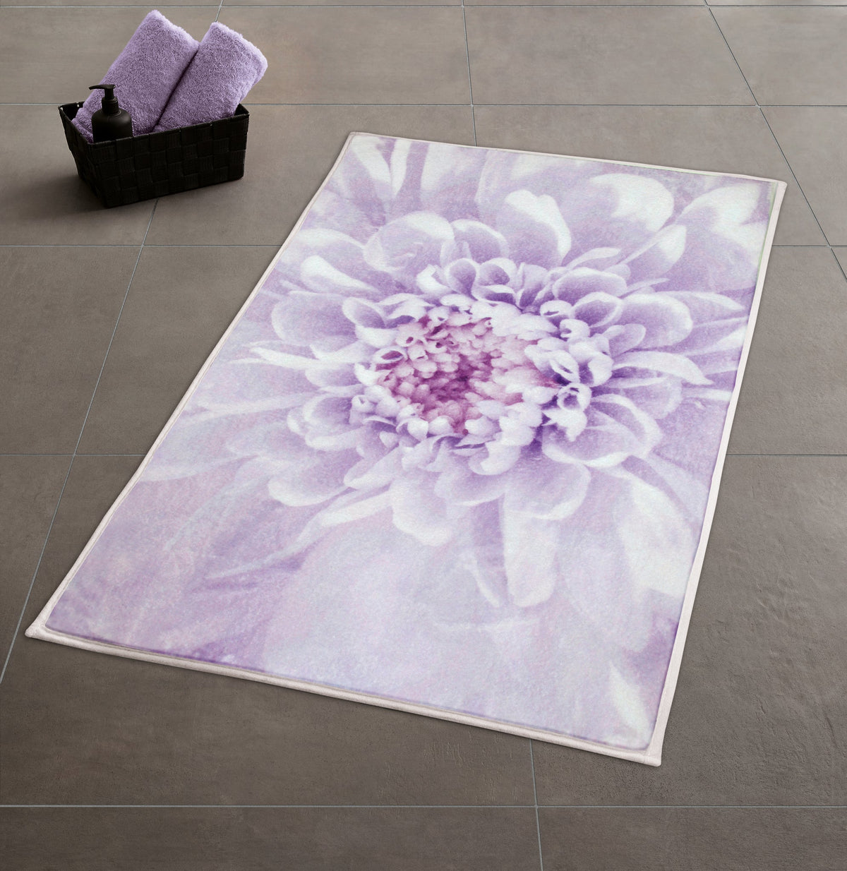 Lila rechteckige Badematte mit Blumenmotiv auf grauem Fliesenboden