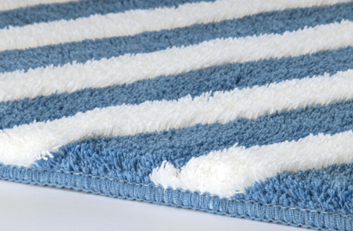 Blau-weiß gestreifter, flauschiger Teppich in Nahaufnahme.