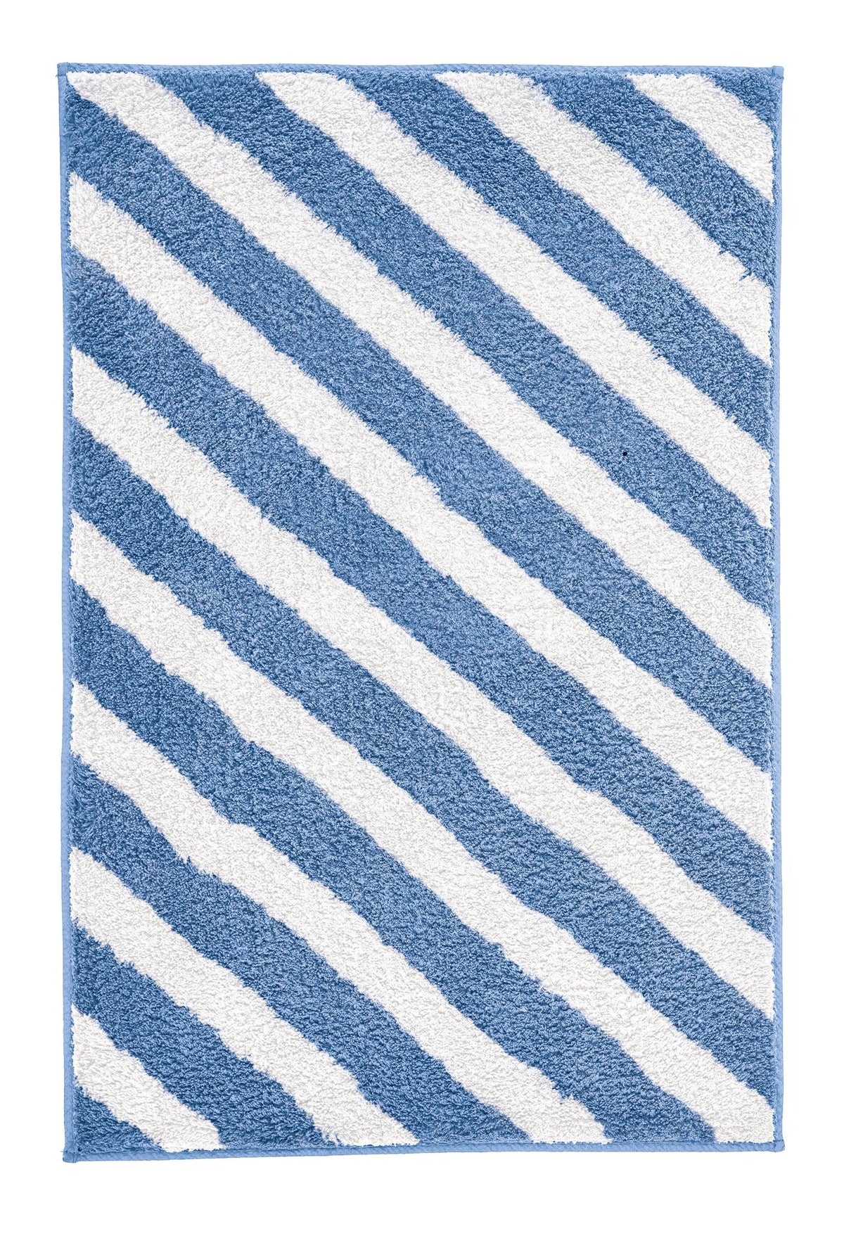 Blauer Teppich mit weißen Diagonalstreifen in flauschiger Optik.